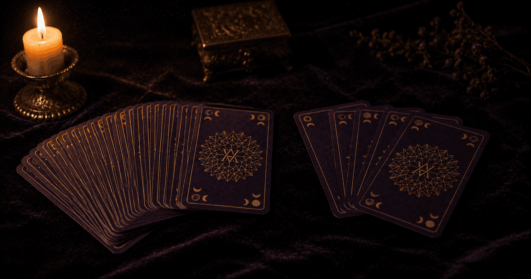 Un mazo de tarot abierto en abanico que se separa en dos grupos: los triunfos numerados aparte de los cuatro palos