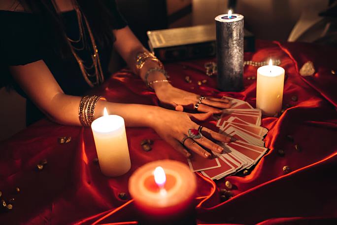 Tarot vs Intuitive Clairvoyance: Which Suits You?